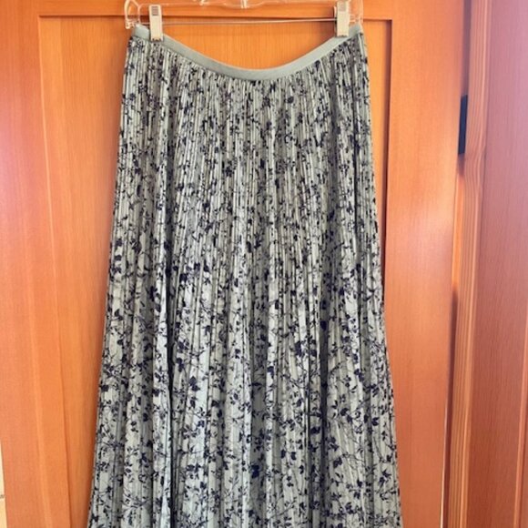 Uniqlo pleated accordion midi skirt - Picture 1 of 2